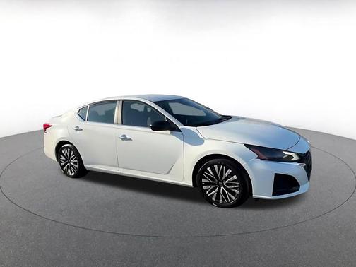 Glacier White 2025 Nissan Altima SV FWD