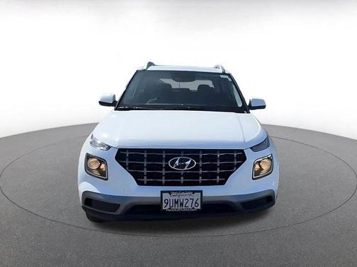 Lunar White 2025 Hyundai VENUE SEL