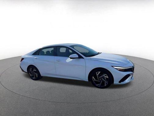 2025 Hyundai ELANTRA SEL