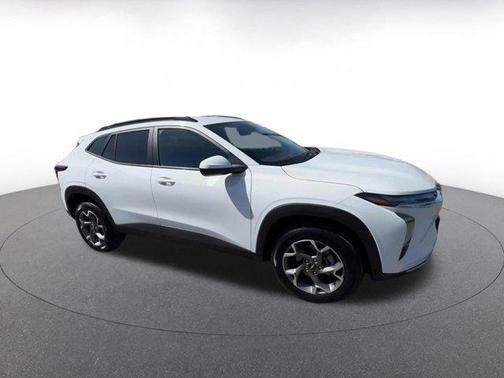 Summit White 2025 Chevrolet Trax LT