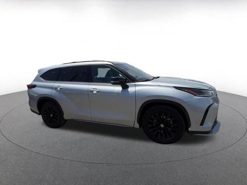 Celestial Silver Metallic 2025 Toyota Highlander XSE