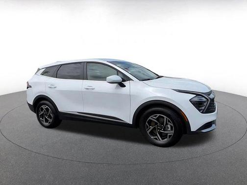 Glacial White Pearl 2025 Kia Sportage LX