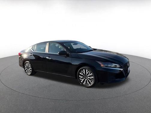 Super Black 2025 Nissan Altima SV FWD