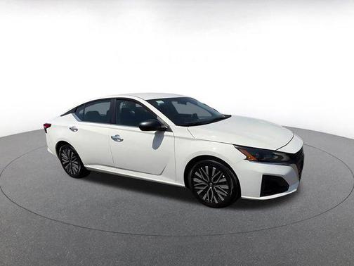 Glacier White 2025 Nissan Altima SV FWD