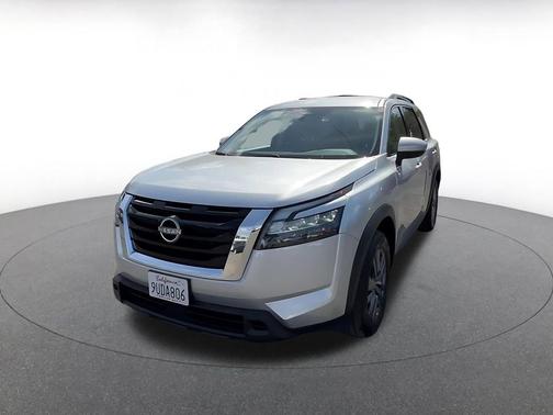 Brilliant Silver Metallic 2025 Nissan Pathfinder SV FWD