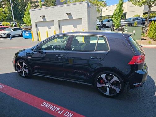 Deep Black Pearl Effect 2017 Volkswagen Golf GTI SE 4-Door