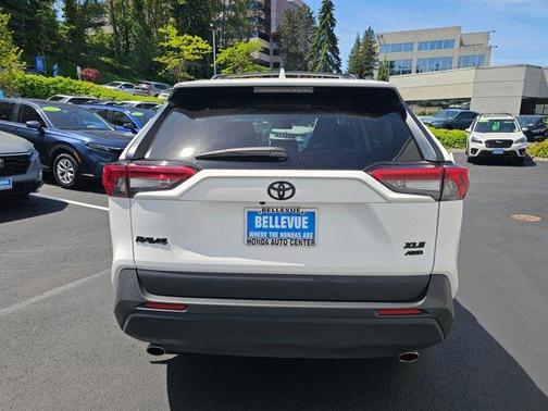 Blizzard Pearl 2022 Toyota RAV4 XLE