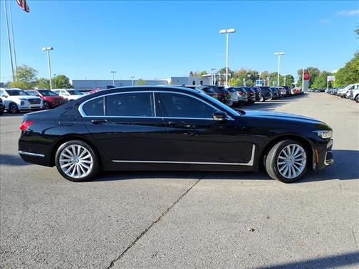 2022 BMW 740 i
