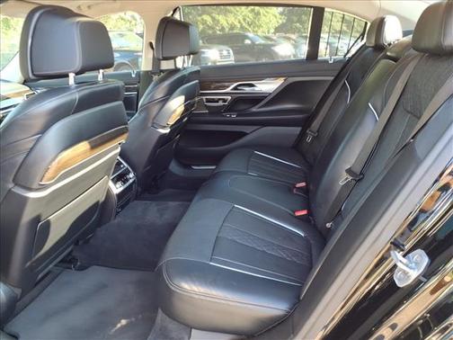 2022 BMW 740 i