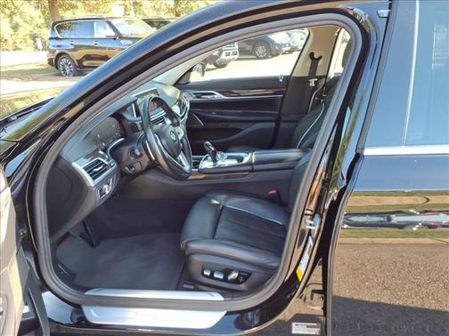 2022 BMW 740 i