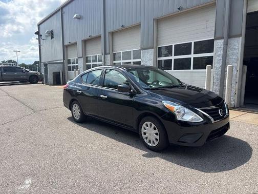 Super Black 2019 Nissan Versa 1.6 SV