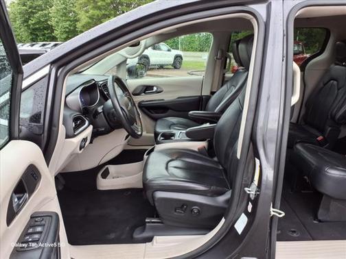 2022 Chrysler Pacifica Touring-L