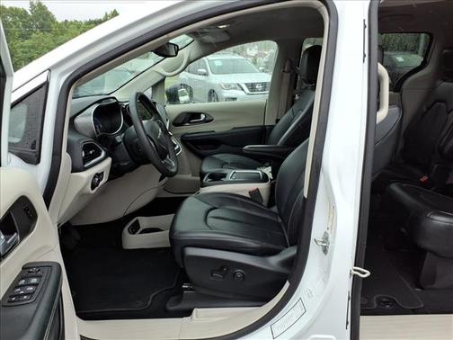 Bright White Clearcoat 2024 Chrysler Pacifica Touring-L
