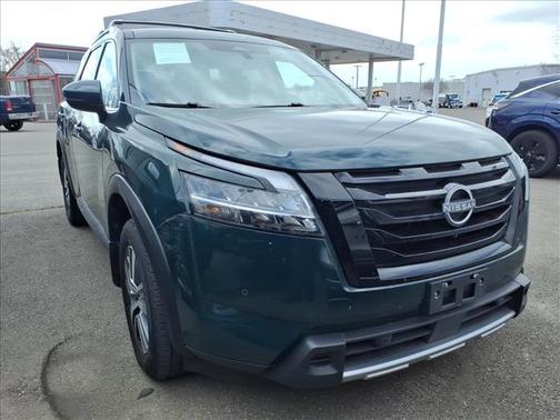 2024 Nissan Pathfinder SL