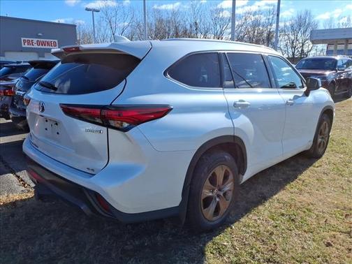2022 Toyota Highlander Hybrid Bronze Edition