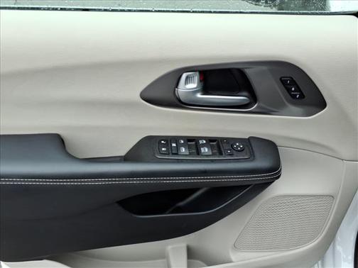 Bright White Clearcoat 2024 Chrysler Pacifica Touring-L
