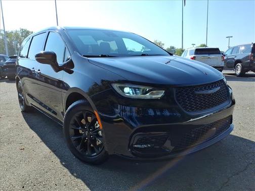 2024 Chrysler Pacifica Hybrid Select