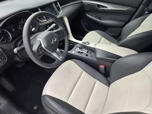 Majestic White 2023 INFINITI QX55 LUXE