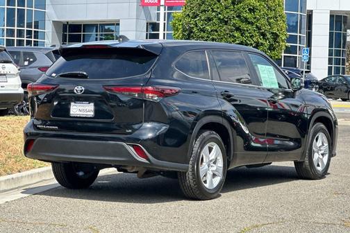 Midnight Black Metallic 2024 Toyota Highlander LE