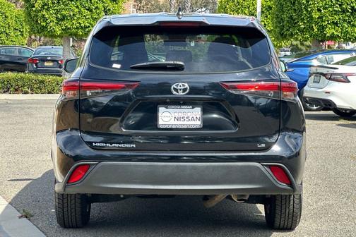 Midnight Black Metallic 2024 Toyota Highlander LE
