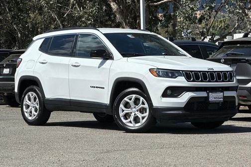 Bright White Clearcoat 2024 Jeep Compass Latitude