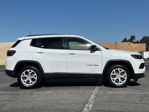Bright White Clearcoat 2024 Jeep Compass Latitude