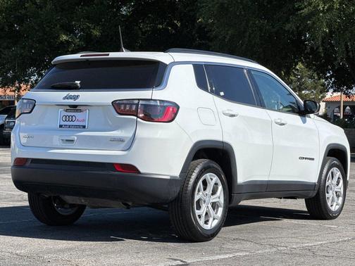 Bright White Clearcoat 2024 Jeep Compass Latitude
