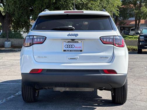 Bright White Clearcoat 2024 Jeep Compass Latitude