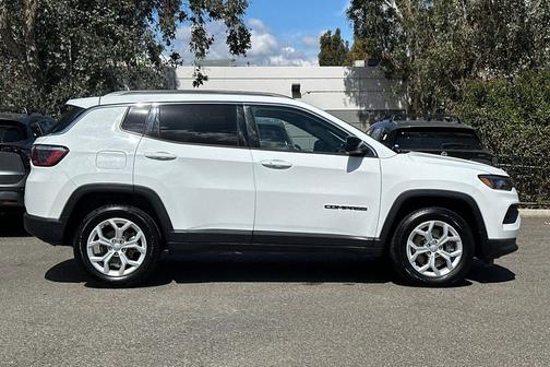 Bright White Clearcoat 2024 Jeep Compass Latitude