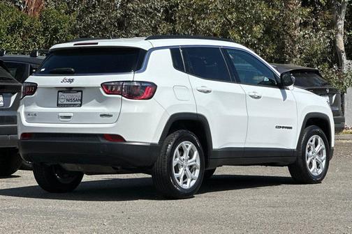 Bright White Clearcoat 2024 Jeep Compass Latitude