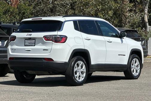Bright White Clearcoat 2024 Jeep Compass Latitude