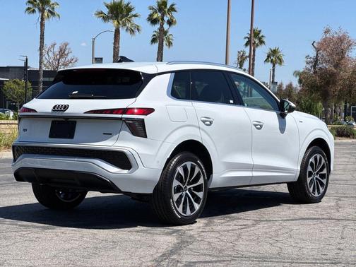 Glacier White Metallic 2026 Audi Q3 TFSI quattro S tronic
