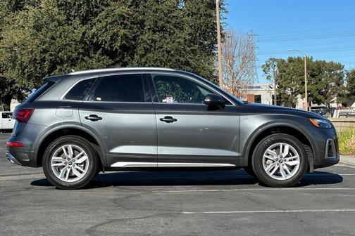 Daytona Gray Pearl Effect 2024 Audi Q5 45 S line Premium