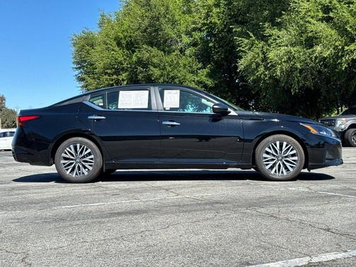 Super Black 2025 Nissan Altima 2.5 SV