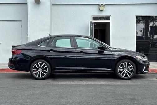 Deep Black Pearl 2025 Volkswagen Jetta 1.5T SE