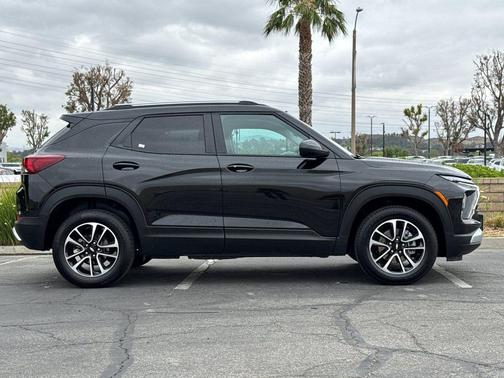Mosaic Black Metallic 2025 Chevrolet Trailblazer LT