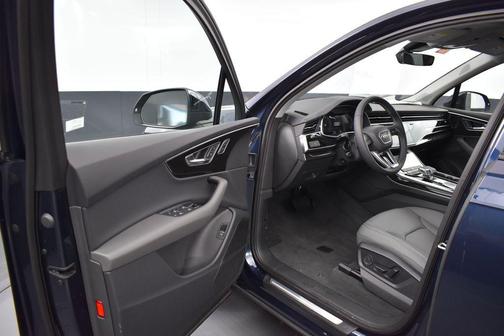 Waitomo Blue Metallic 2026 Audi Q7 45 Premium
