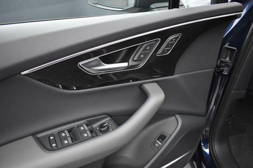 Waitomo Blue Metallic 2026 Audi Q7 45 Premium