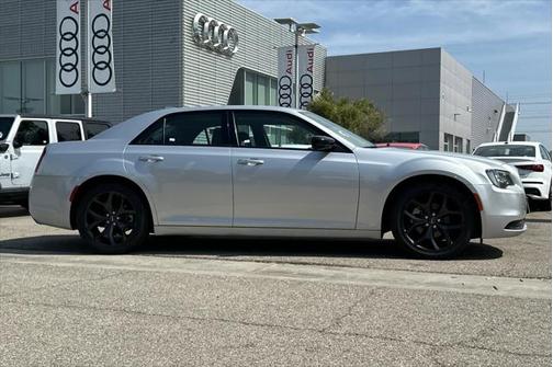 2022 Chrysler 300 Touring