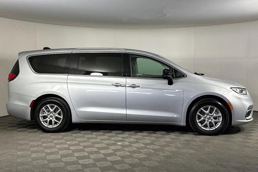 Silver Mist Clearcoat 2024 Chrysler Pacifica Touring L
