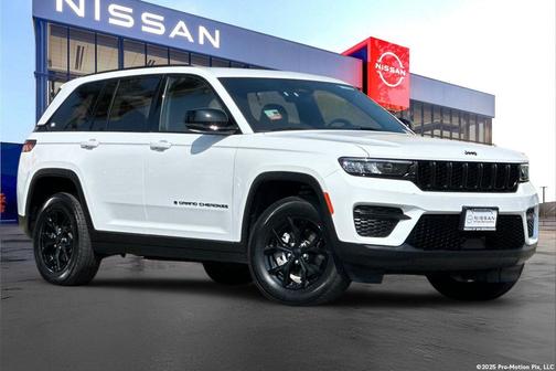 Bright White Clearcoat 2025 Jeep Grand Cherokee Altitude