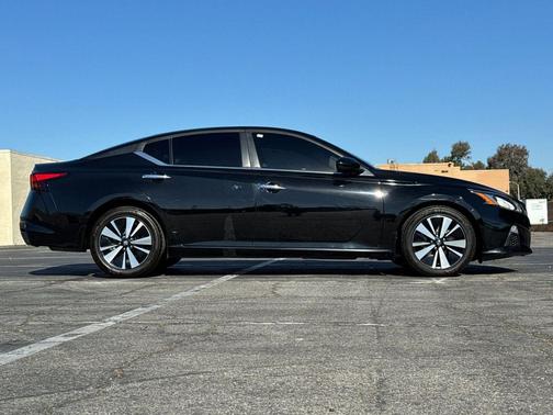 Super Black Clearcoat 2022 Nissan Altima 2.5 SV