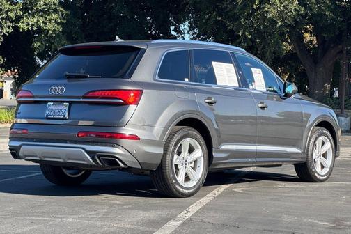 Gray Metallic 2025 Audi Q7 45 Premium