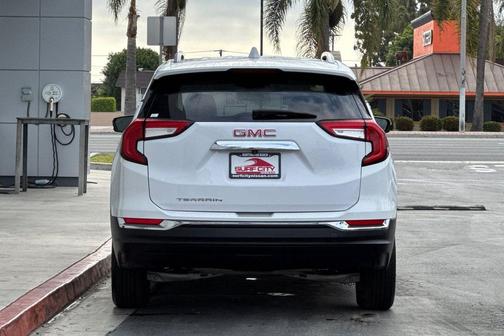 Summit White 2024 GMC Terrain SLT