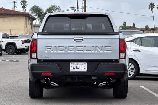 Crystal Black Pearl 2025 Honda Ridgeline RTL