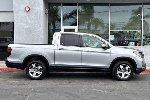 Crystal Black Pearl 2025 Honda Ridgeline RTL