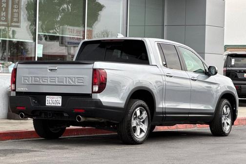 Crystal Black Pearl 2025 Honda Ridgeline RTL