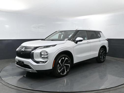 White 2024 Mitsubishi Outlander PHEV
