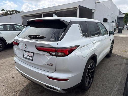 White 2024 Mitsubishi Outlander PHEV