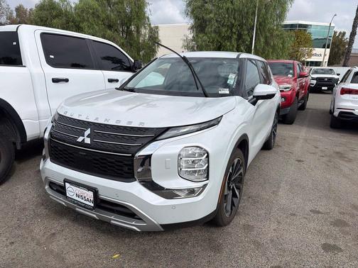 White 2024 Mitsubishi Outlander PHEV